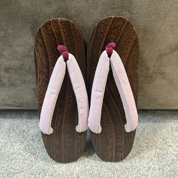 NWOT Japanese Traditional Women's Wooden Sandals with Pink Straps Size 5-6 - Picture 2 of 5